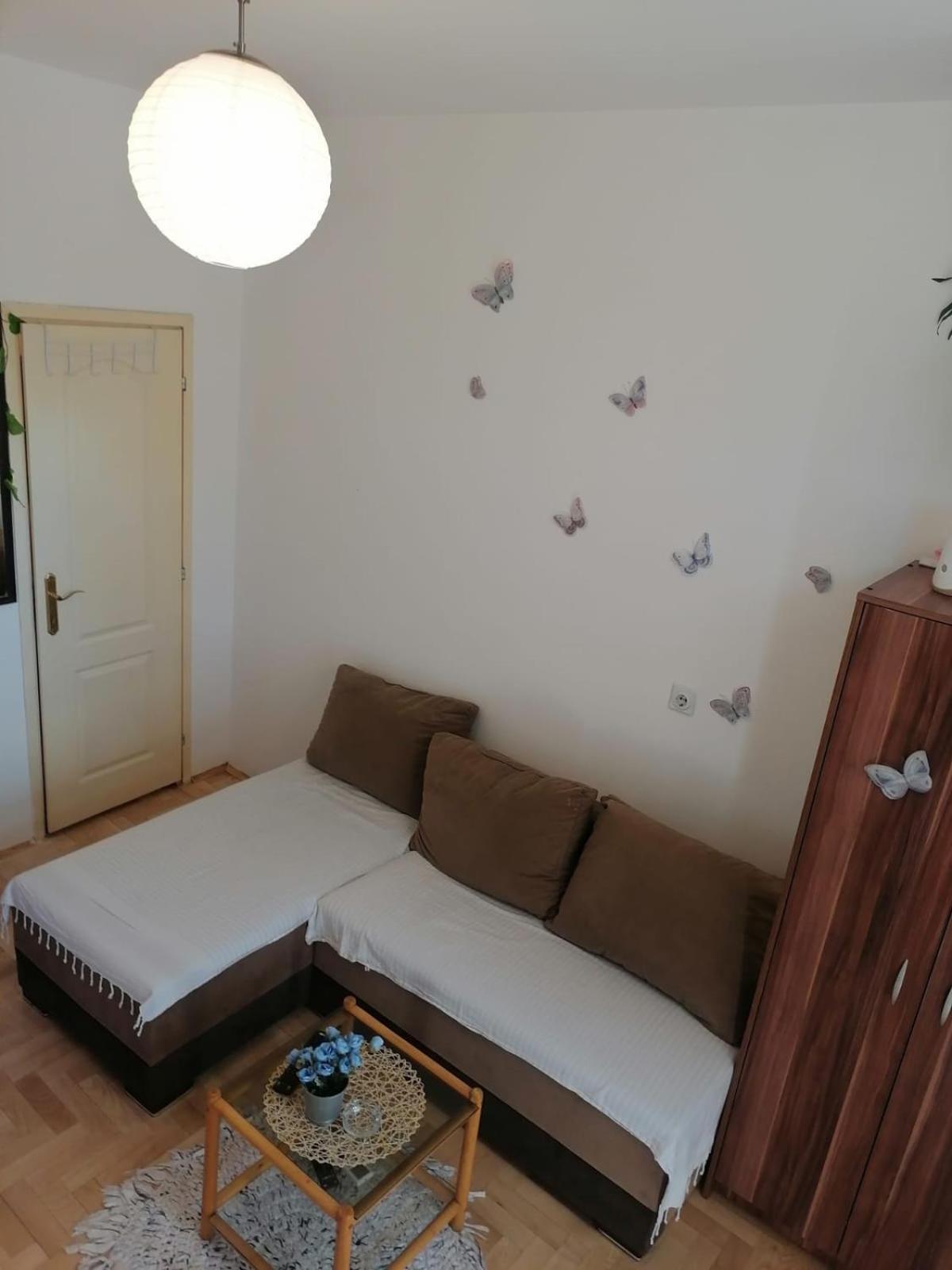 Small Low Cost Studio Белград Экстерьер фото