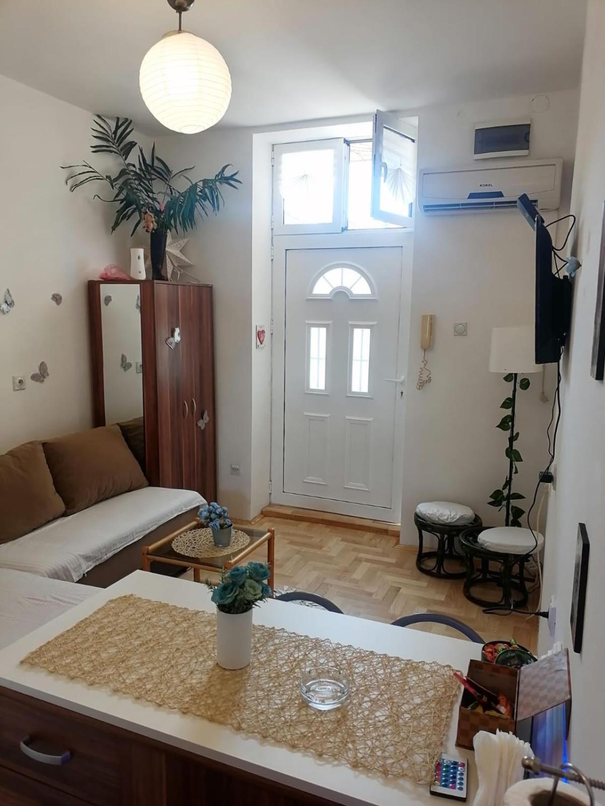 Small Low Cost Studio Белград Экстерьер фото